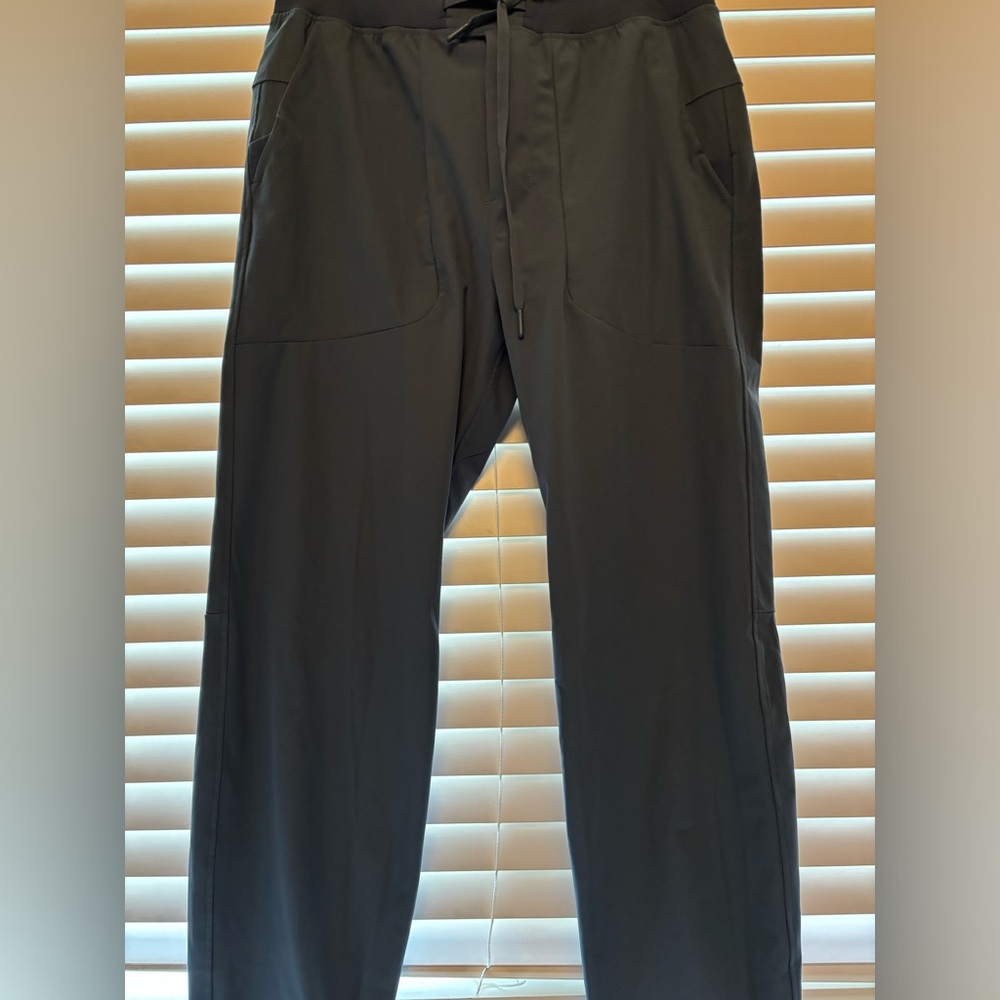 Lululemon men’s ABC joggers SIZE: L